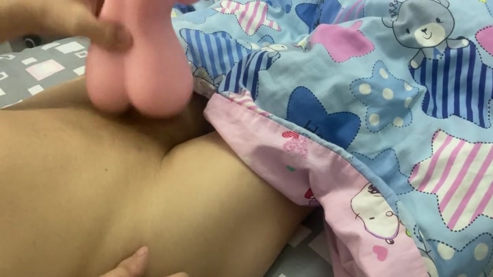 Парень яростно насаживает маленькую секс-куклу на свой короткий член